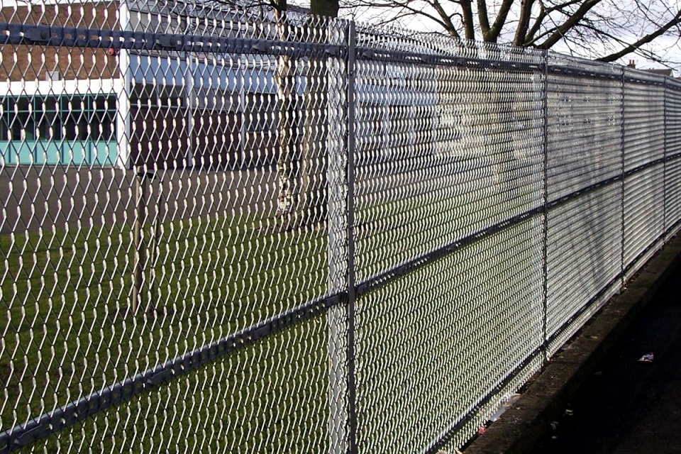 Забор из квадратной сетки фото